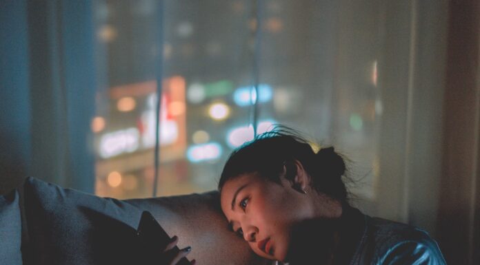 niebieskie swiatlo a sen